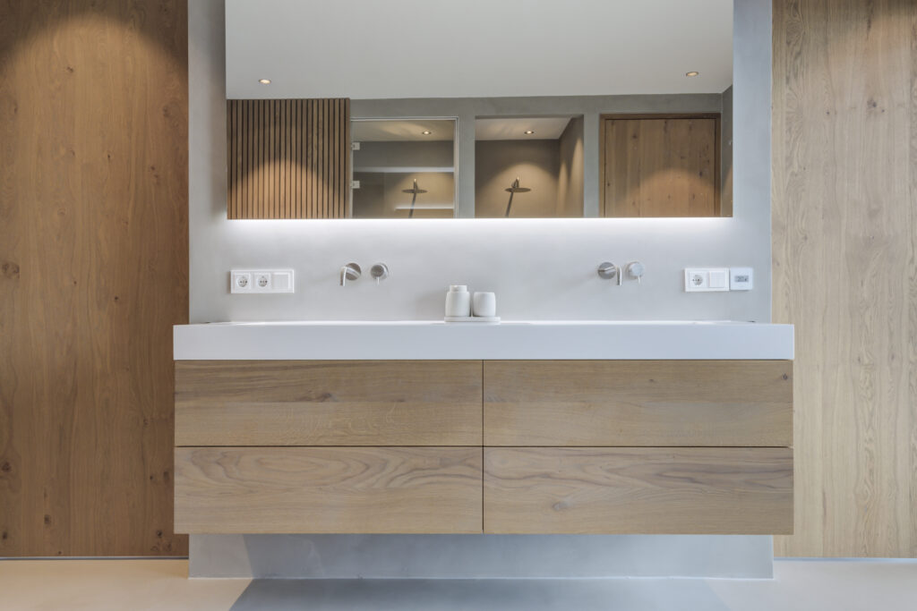 Eiken massief badkamermeubel met 4 laden en solid surface blad