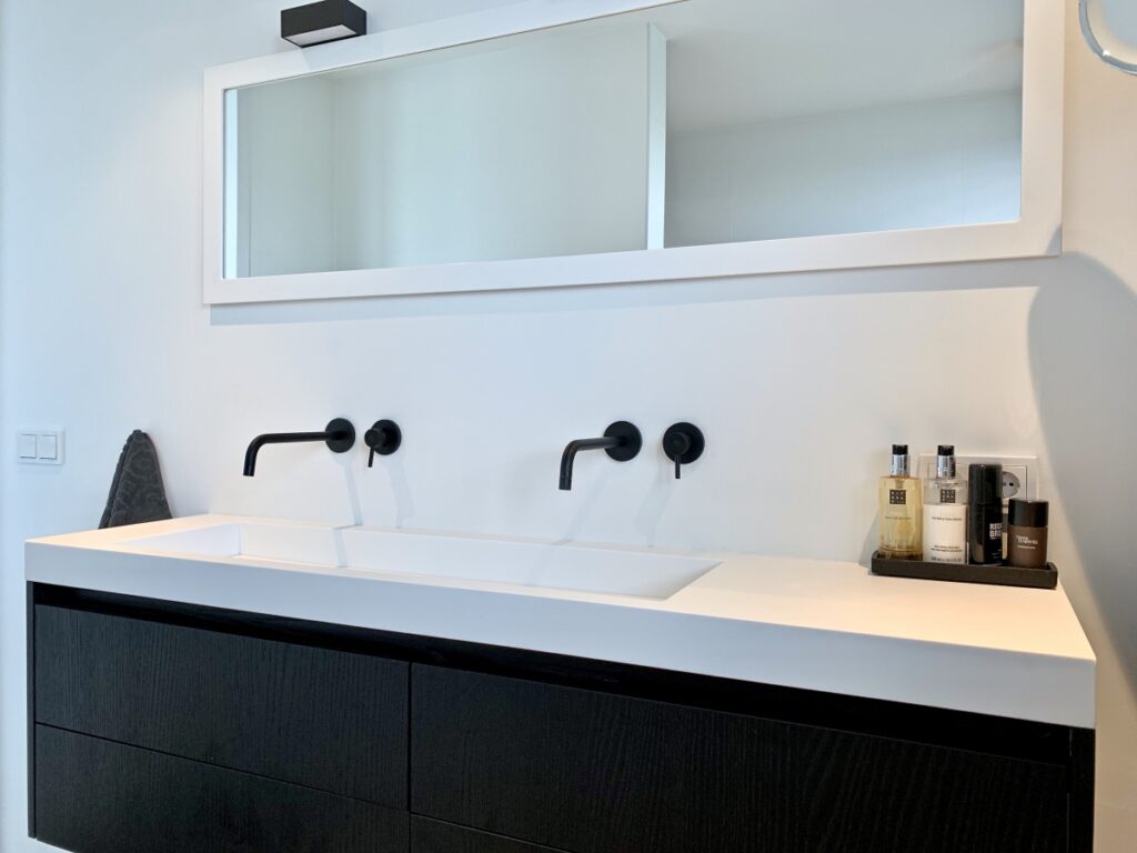 zwart gespoten eiken fineer meubel met 4 laden en solid surface wasbak